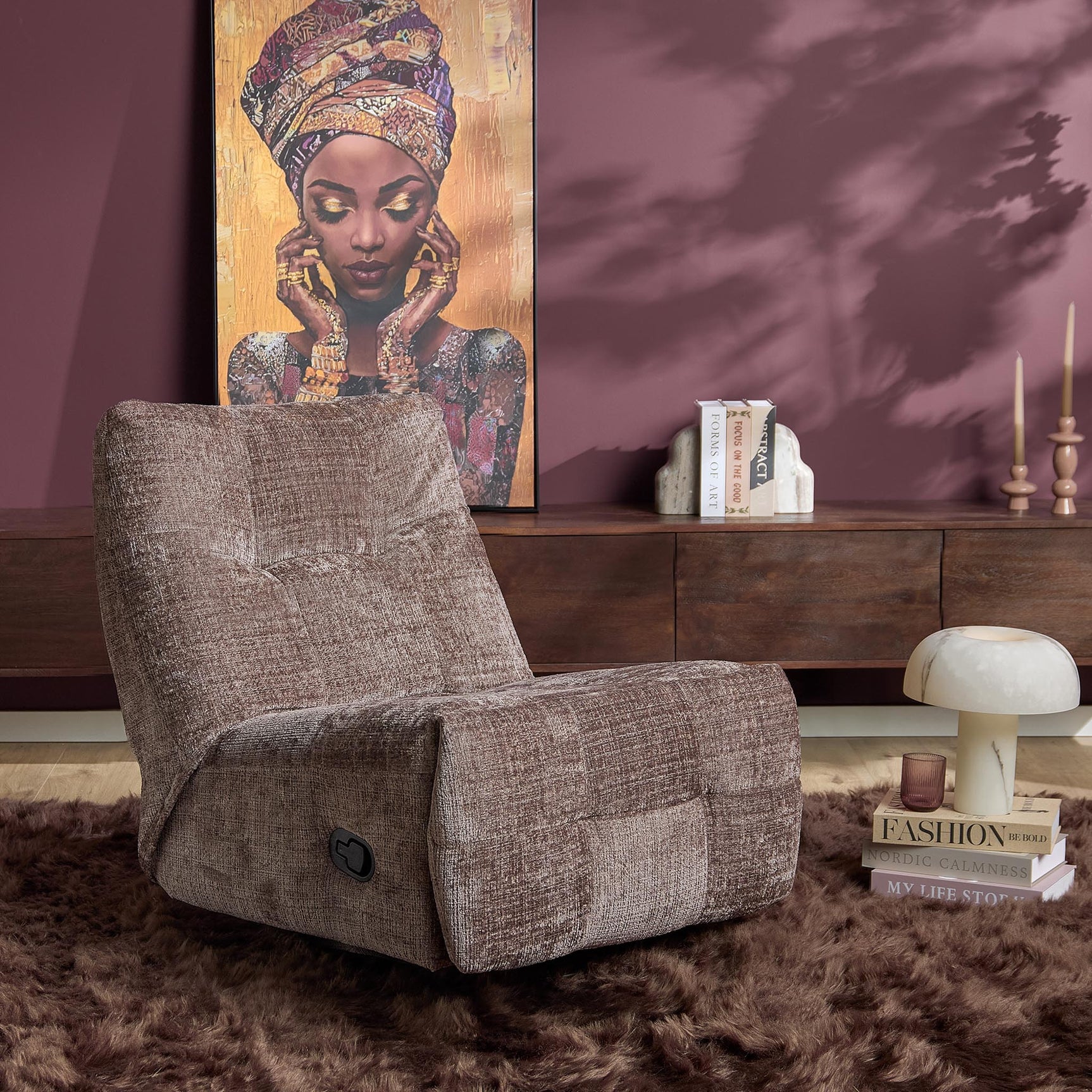 klei-kleurige relaxfauteuil met opklapbare voetensteun en brede armleuningen