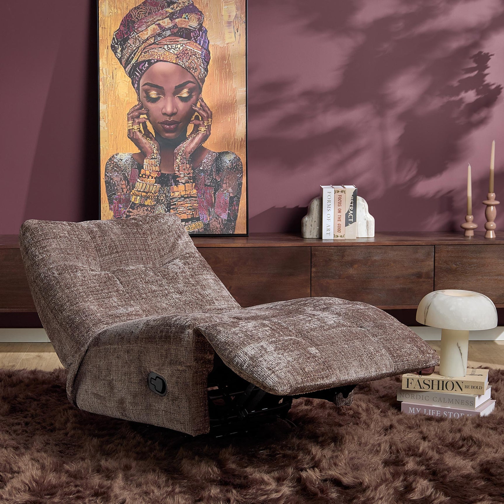 klei-kleurige relaxfauteuil met verlengde voetensteun en lage zitting
