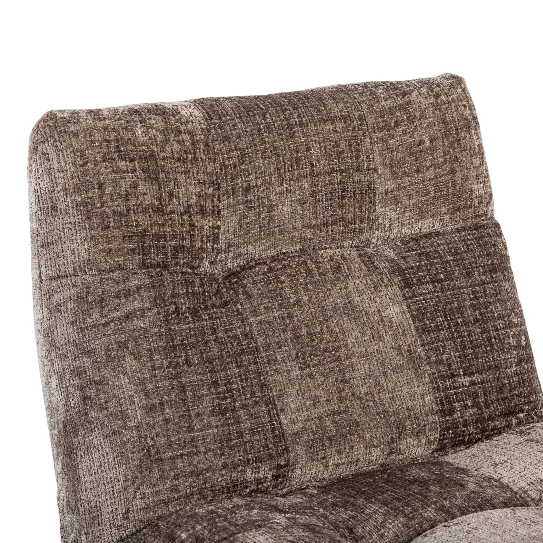 klei-kleurige relaxfauteuil met hoge rugleuning en gestikte zitkussens