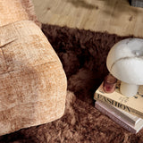 Kaneel relaxfauteuil in beige stof, zijaanzicht met afgeronde armleuning en bedieningsdeel