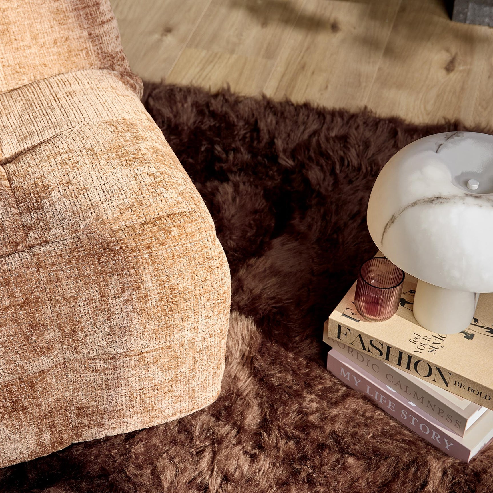 Kaneel relaxfauteuil in beige stof, zijaanzicht met afgeronde armleuning en bedieningsdeel