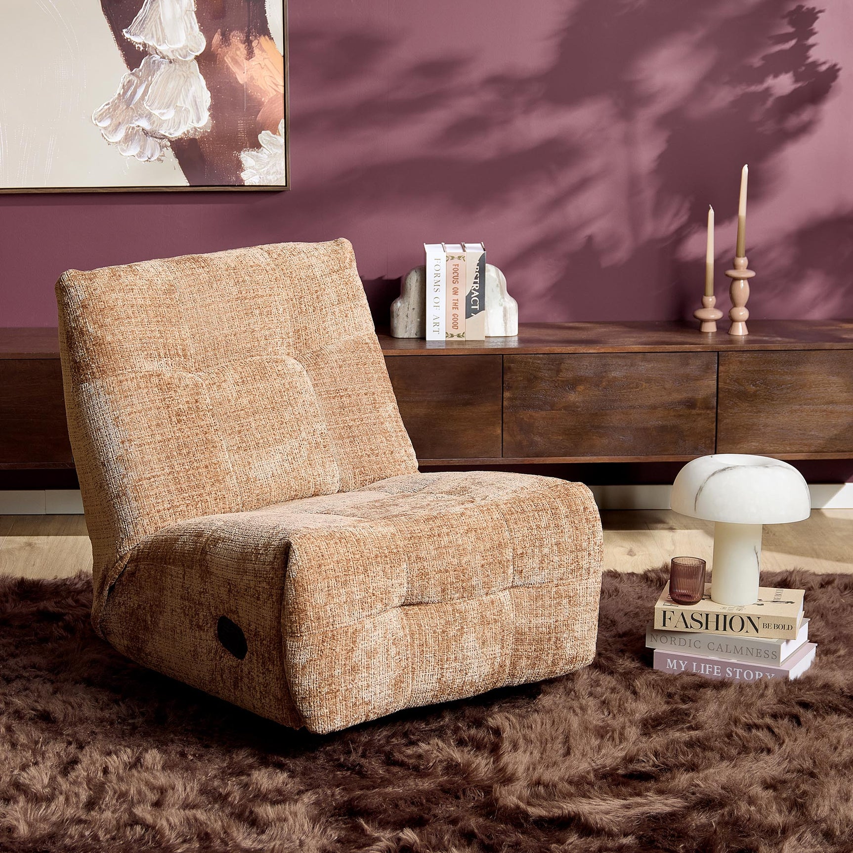 Kaneel relaxfauteuil in beige stof met brede armleuningen en opklapbare voetensteun
