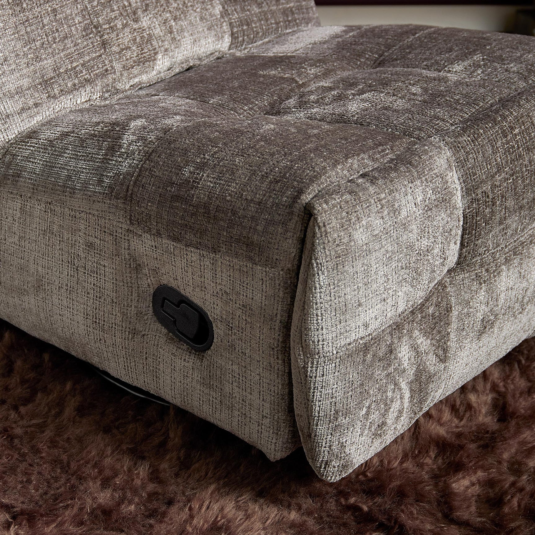 Grijze relaxfauteuil armleuning met bedieningspaneel