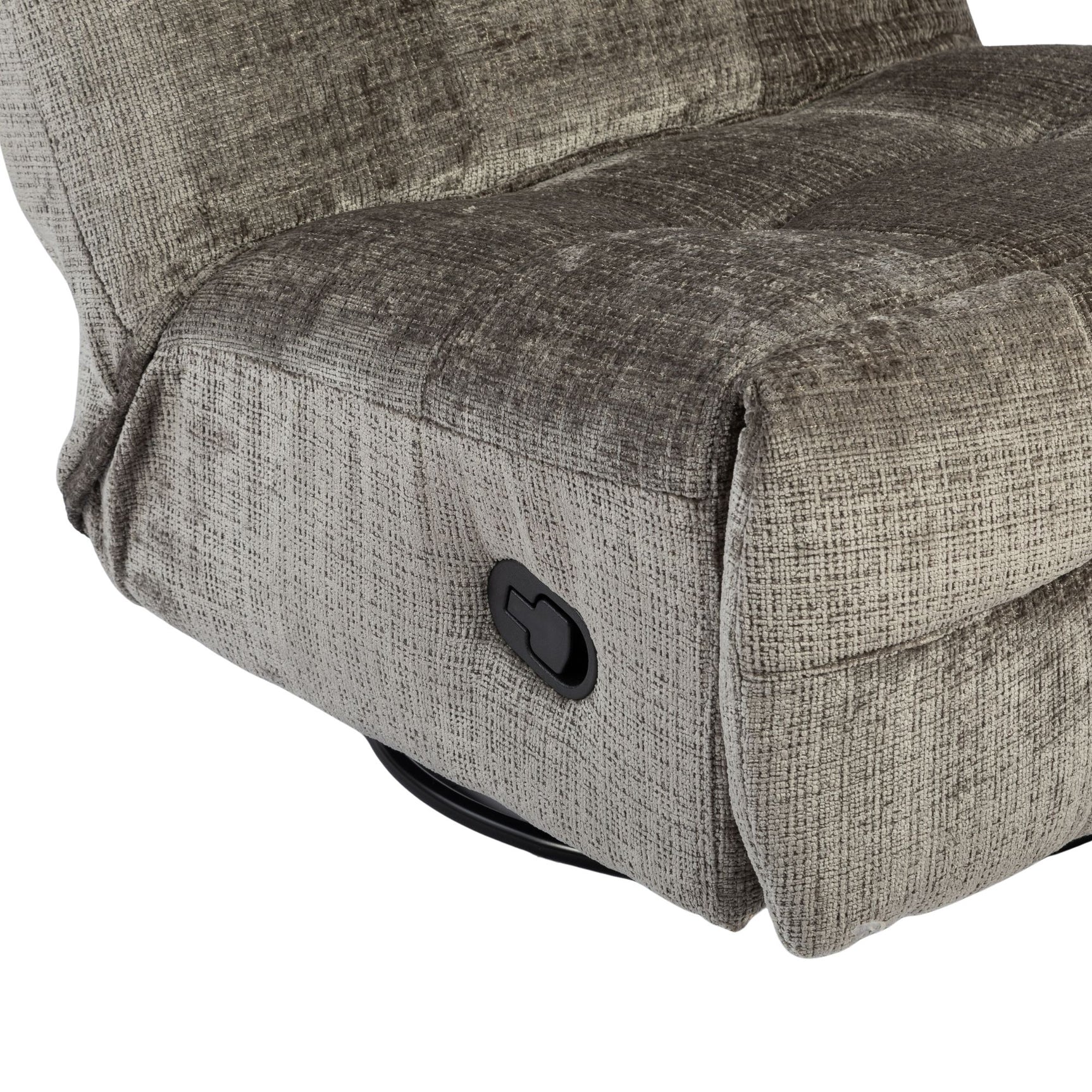 Grijze relaxfauteuil met zwarte bedienknop op de arm en zichtbare onderrand