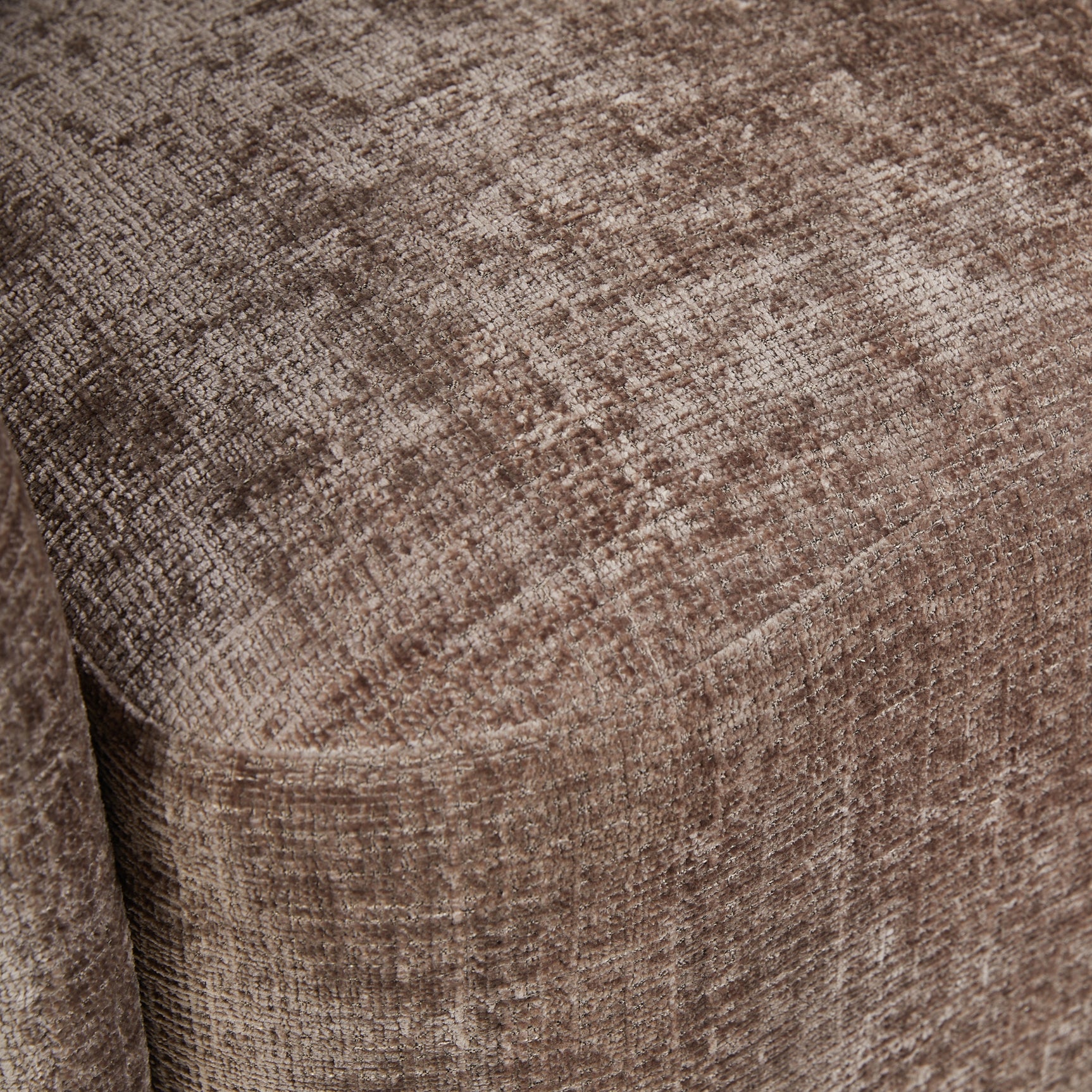 Fauteuil Yara, close-up van beige geweven stof met subtiele nerf en stiknaden