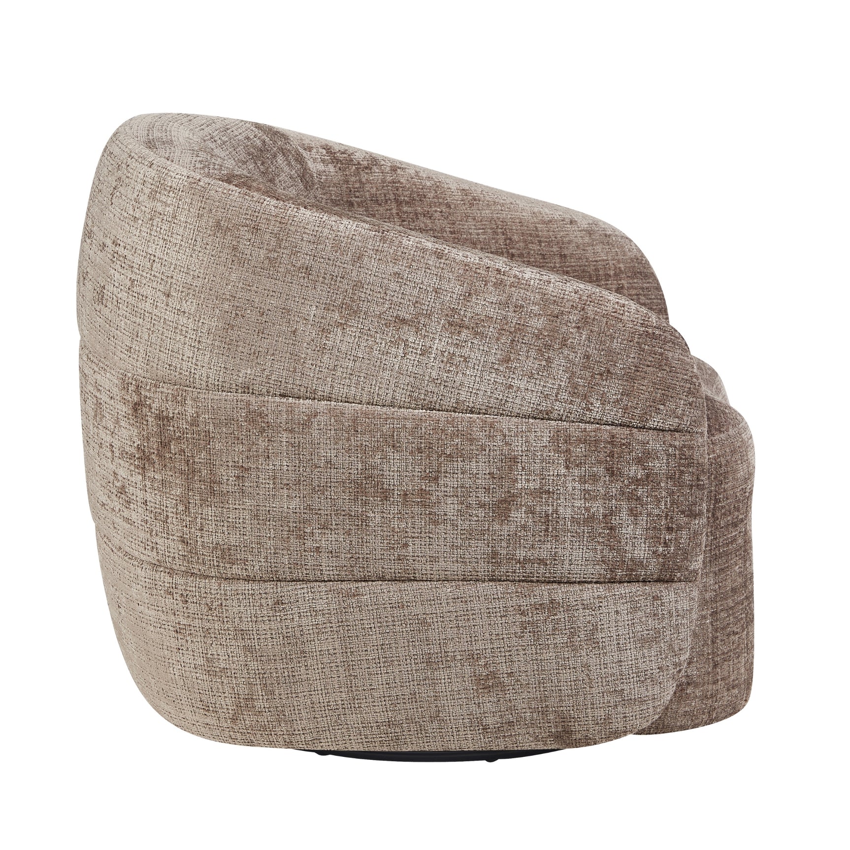 Fauteuil Yara met beige bekleding, afgeronde vormen en lage, brede armzijde