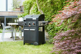 Zwarte gasbarbecue op wielen met bedieningspaneel, zijplank en open deksel