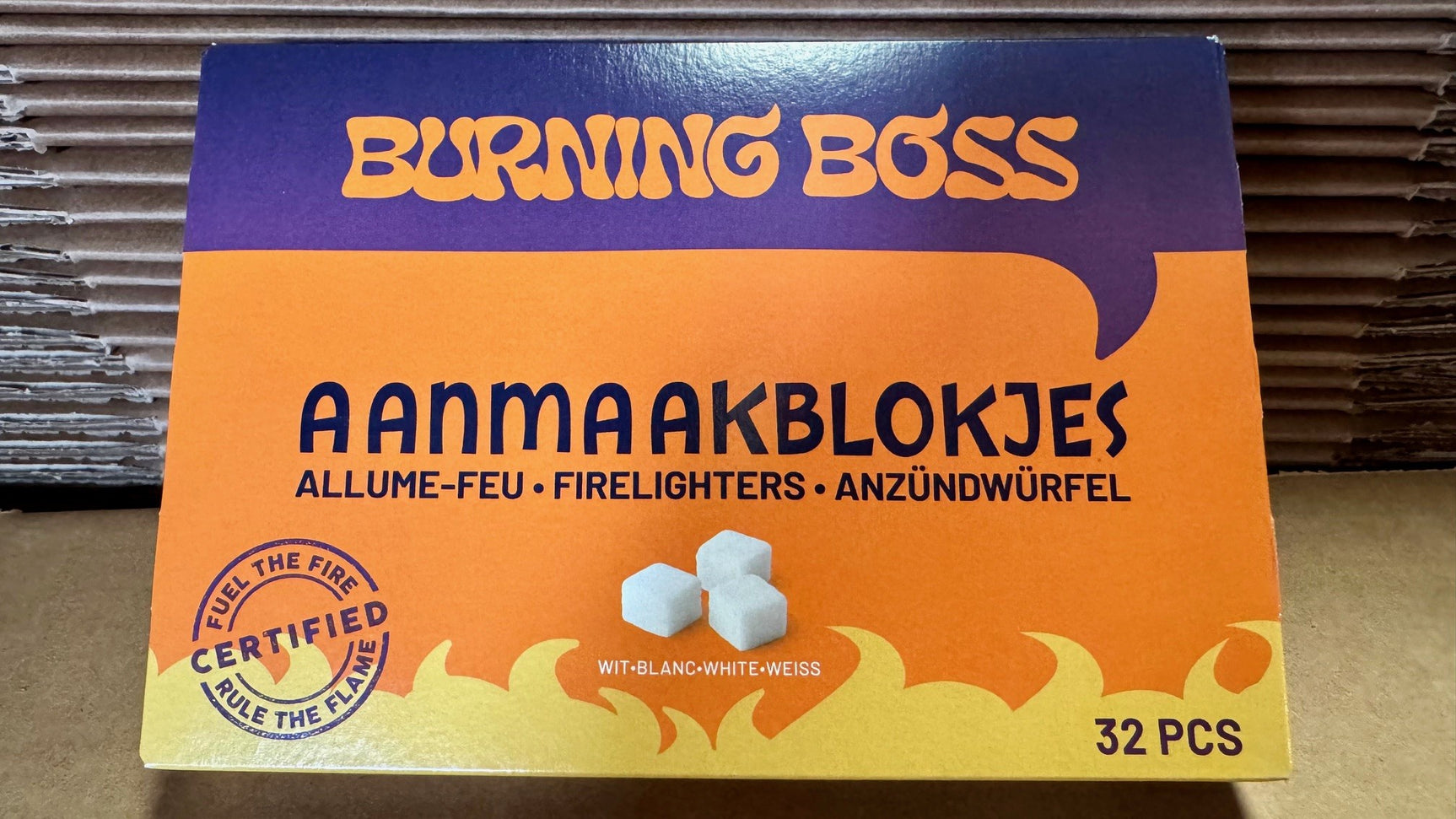 Witte aanmaakblokjes verpakking, Burning Boss, 32 stuks, met vlam- en wolkenprint