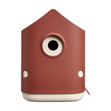 Rood vogelhuis met rond invlieggat met witte rand en ronde openingen links en rechts.