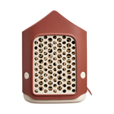 Rood insectenhotel met rechthoekig paneel vol ronde gaatjes voor insecten