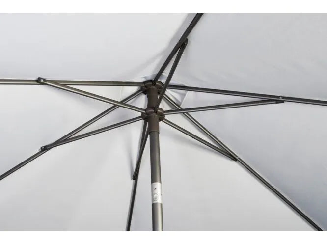 Parasolframe met metalen kruispennen en doekknopen op de mast