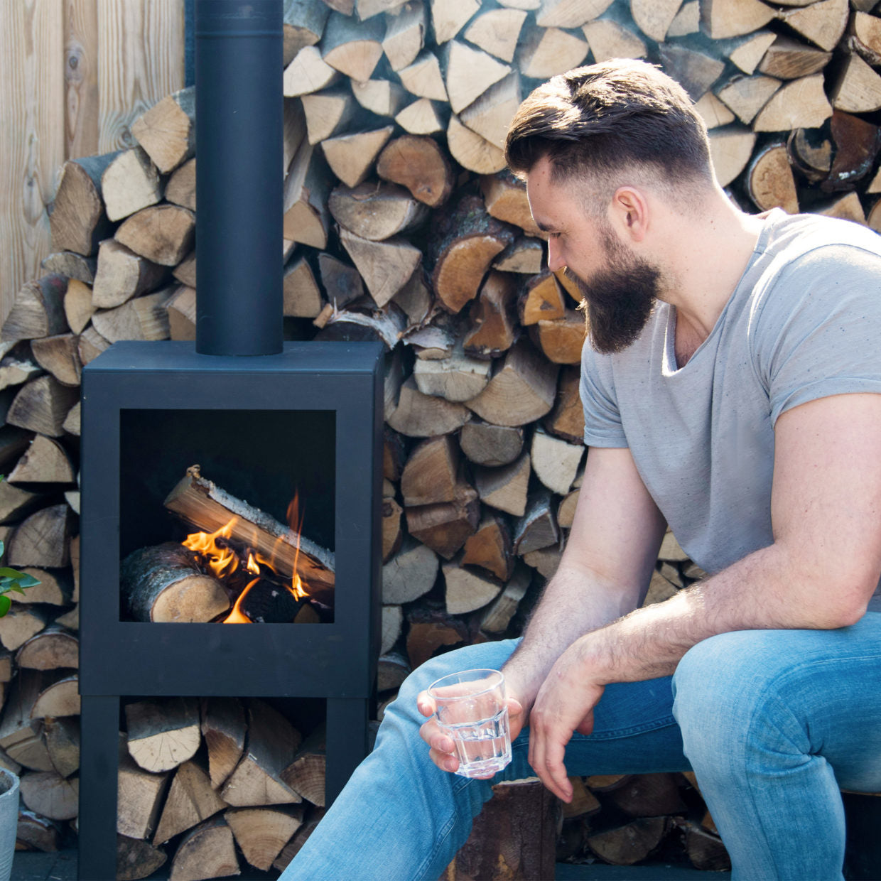Terraskachel Esschert design met houtopslag