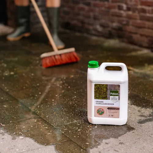 Pokon groene aanslagreiniger 5 liter kanister op terras met borstel in beeld