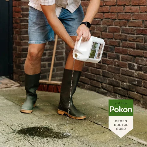 Pokon groene aanslagreiniger 5 liter kanister in hand, klaar om te gieten