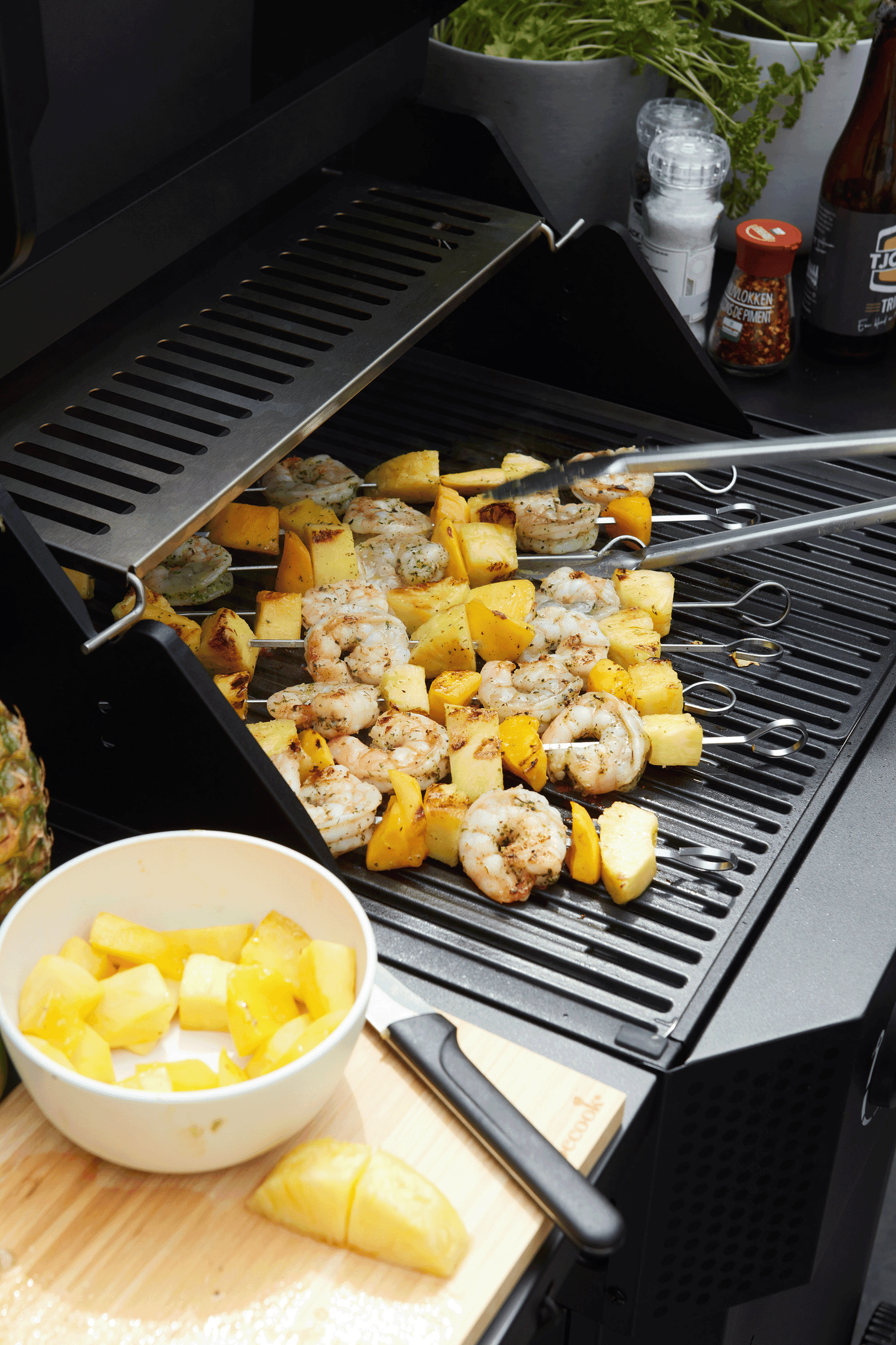 Elektrische barbecue met kip en gegrilde aardappelen op het grillrooster