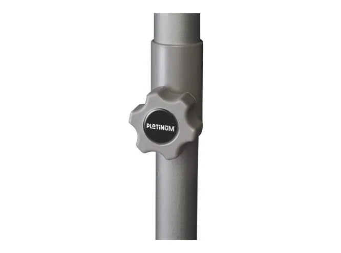 Parasol mastklem met 'PLATINUM' logo op grijze paal