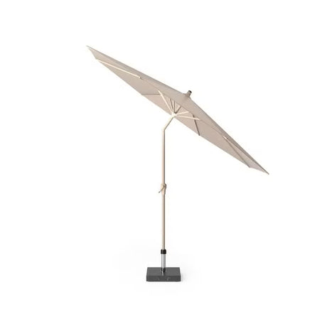 Zandkleurige parasol met schuine doek en zichtbare ribben, op paal met voet
