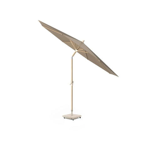 Platinum parasol met taupe doek, opengeklapte stand en houten mast met voet